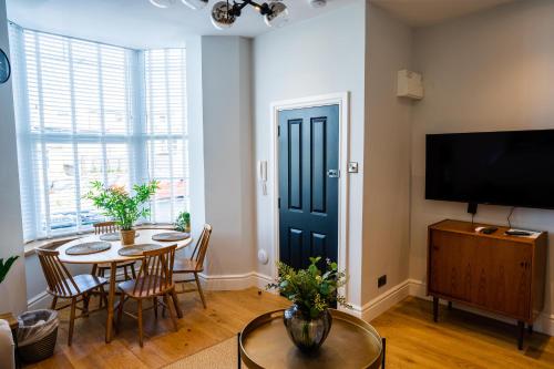 Central stylish 3 bed apartment with sea views — 4-Star Luxury Hotel in Newquay, United Kingdom