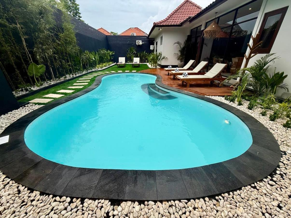 Villa El Nis Legian 4 Bedroom 4 Bathroom Luxury — 4-Star Luxury Hotel in Legian, Indonesia
