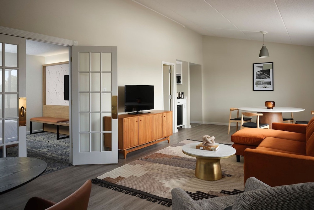 Sheraton Grand Rapids Airport Hotel - photo 11