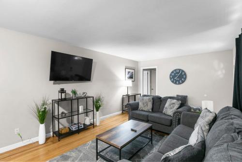 Suburban Bliss Getaway Wi Fi Parking Long Stay — 4-Star Luxury Hotel in Center Point, United States