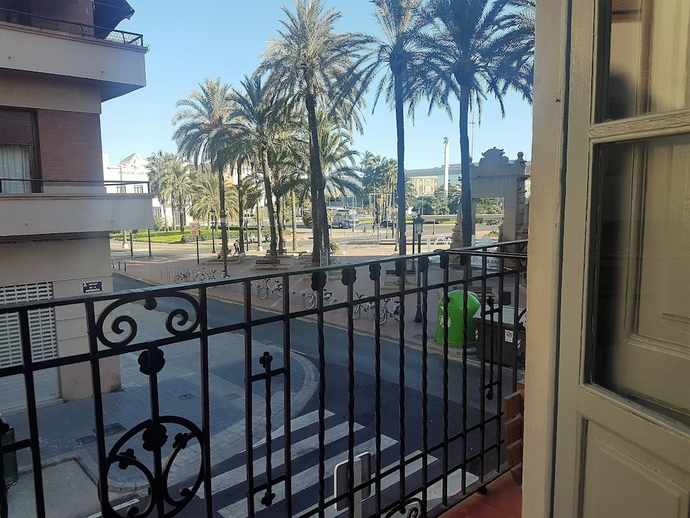 Apartamento con vistas a la Marina Real — 4-Star Luxury Hotel in Valencia, Spain