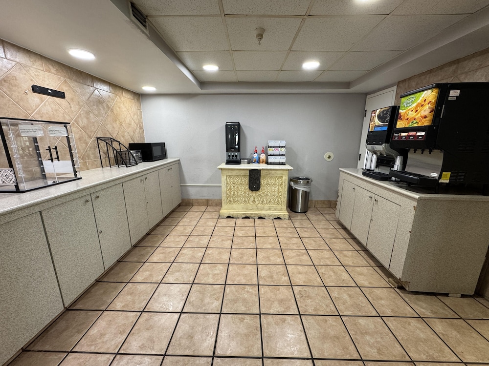 Super 8 by Wyndham Savannah - photo 31