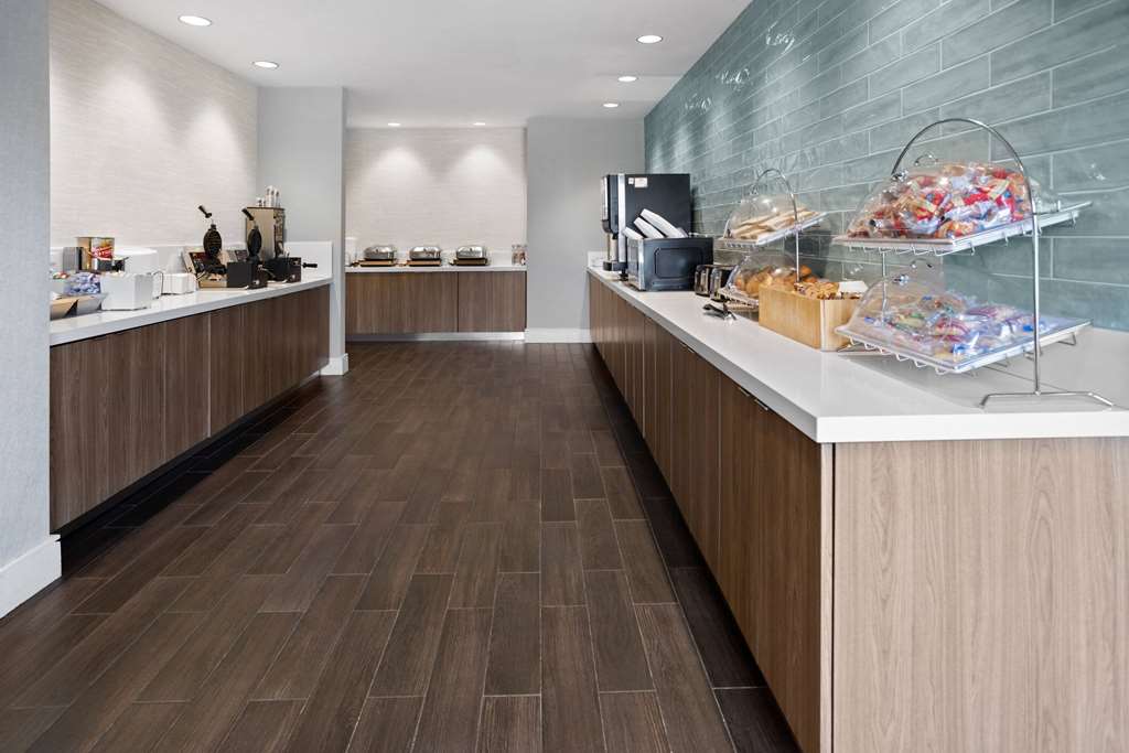 La Quinta Inn & Suites by Wyndham Atlanta Airport North - photo 28