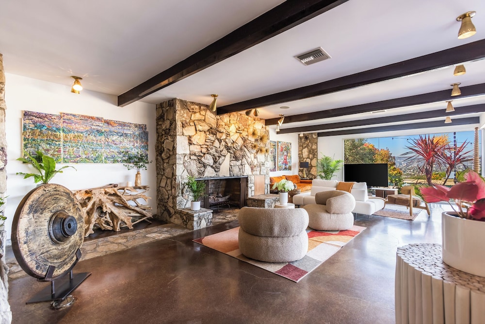 Casa Veronica by Oraklus — 4-Star Luxury Hotel in Culver, United States