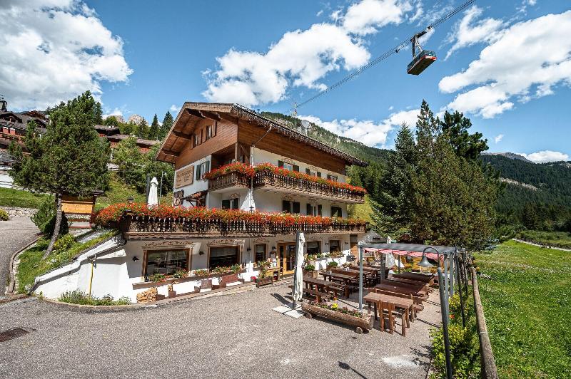 Villa Ruggero Wine Hotel in Campitello Di Fassa, Italy