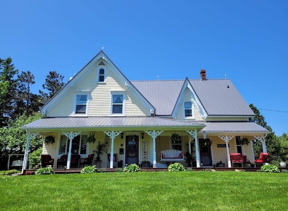 Clinton Pond Bed and Breakfast — 4-Star Luxury Hotel in Clinton, Canada