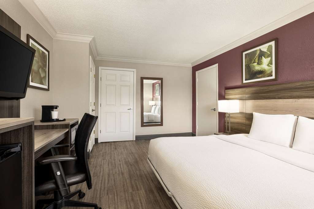 La Quinta Inn by Wyndham San Antonio Lackland - photo 41