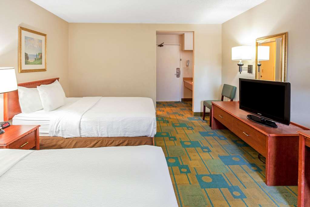 La Quinta Inn by Wyndham Milwaukee Airport Oak Creek - photo 23