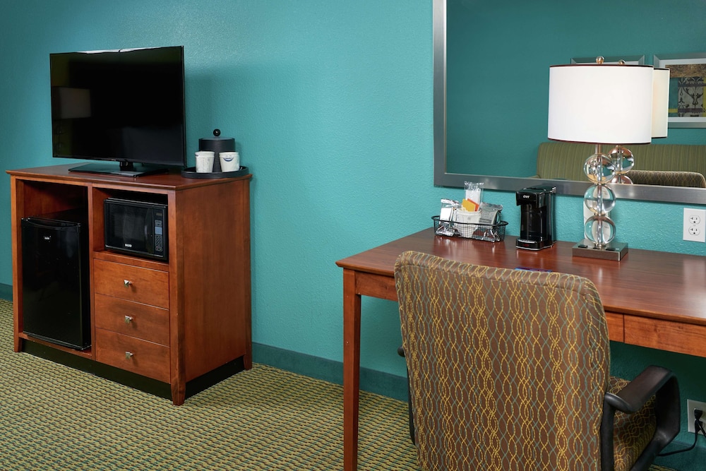 Hampton Inn Bermuda Run Winston Salem - photo 16