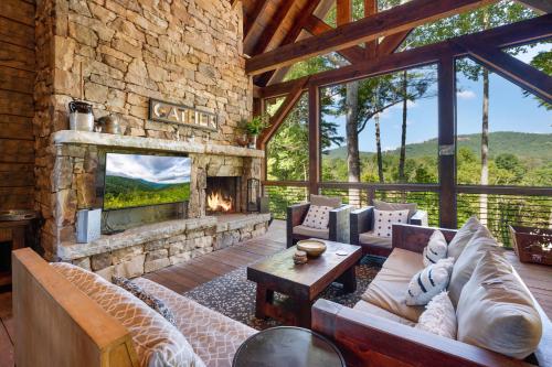 Copperline Lodge Luxury Creekside Retreat Creekside Views Hot Tub Game Room Outdoor Fireplaces Chef Kitchen Fire Pit 20773591 — Epworth