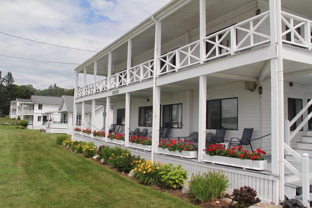 Bluebird Ocean Point Inn - photo 43