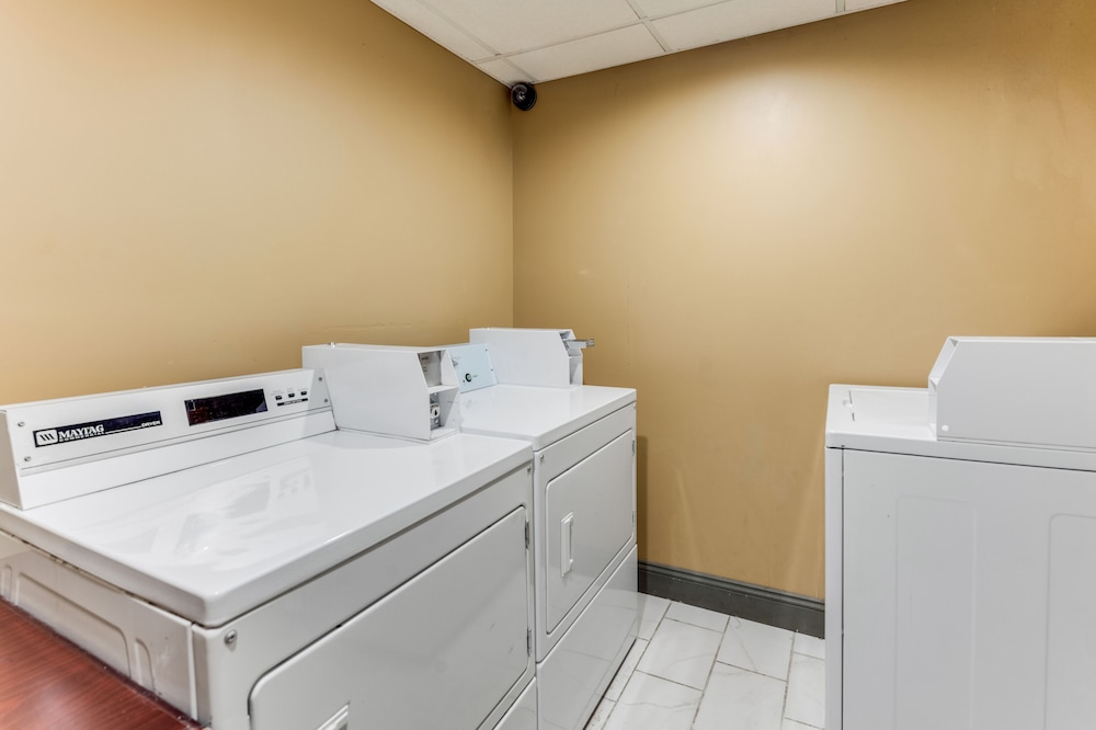 Econo Lodge Inn And Suites - photo 12