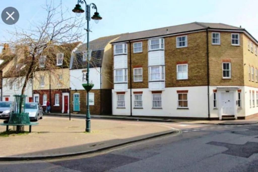 Flat 1 Alfred Mews — 4-Star Luxury Hotel in Deal, United Kingdom