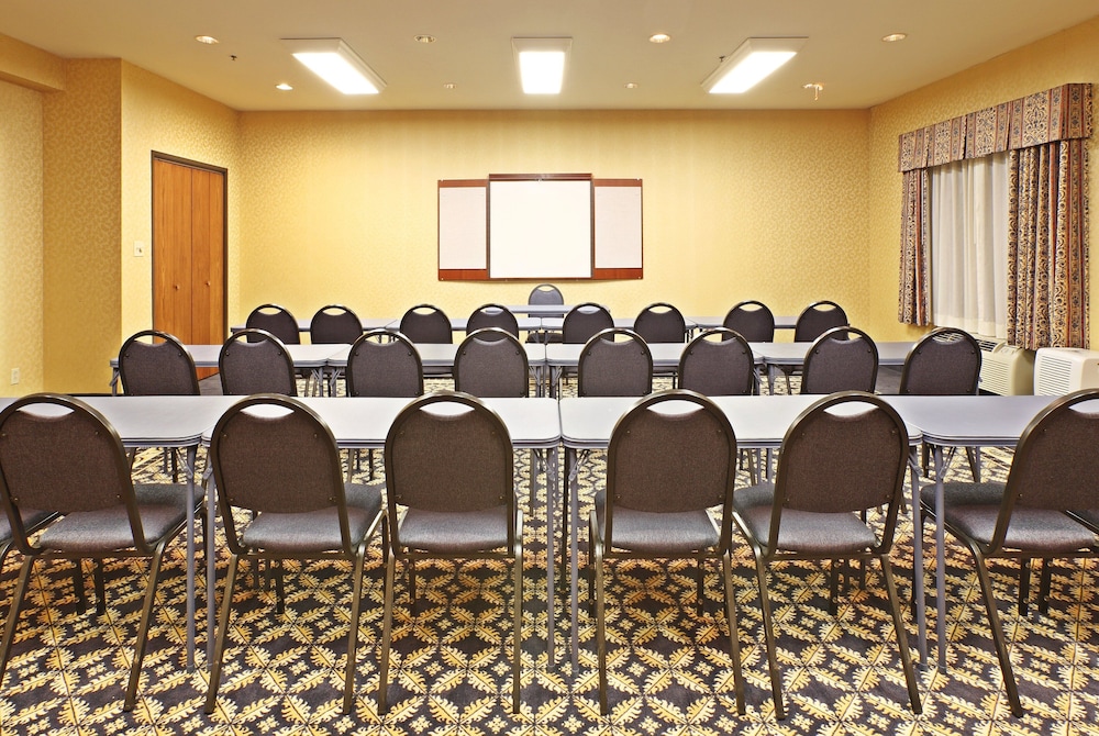 Holiday Inn Express Hotel & Suites Mountain Home by IHG - photo 32