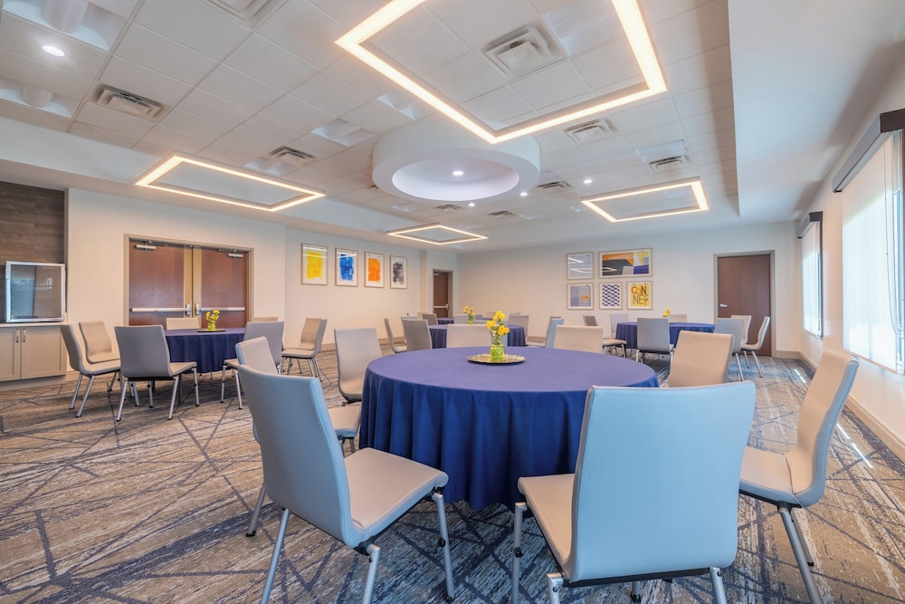 Holiday Inn Express and Suites Kansas City Airport by IHG - photo 46