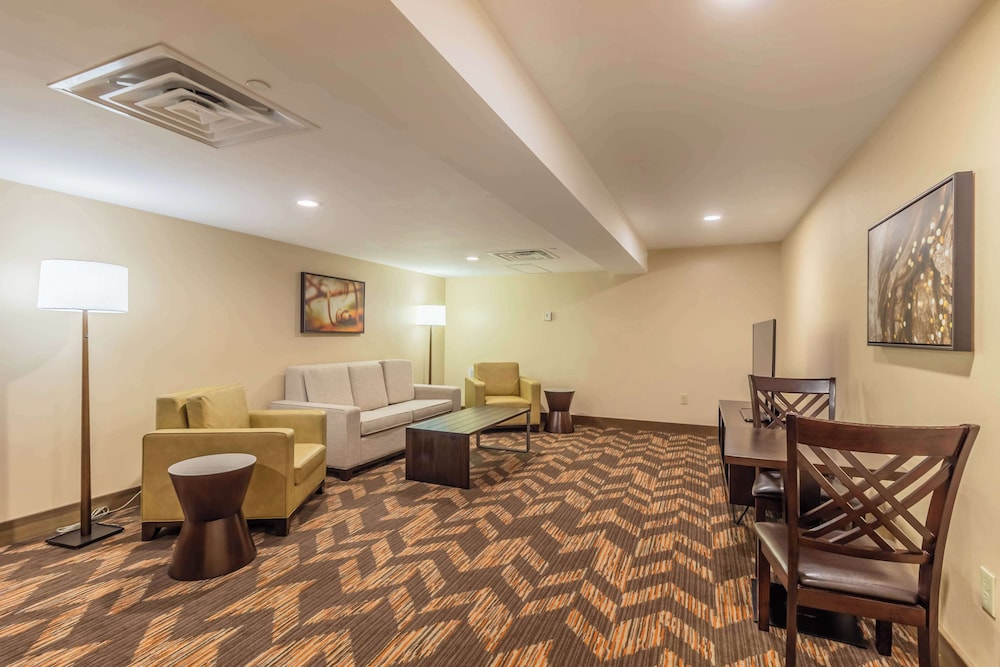 DoubleTree by Hilton Hotel Lawrence - photo 9