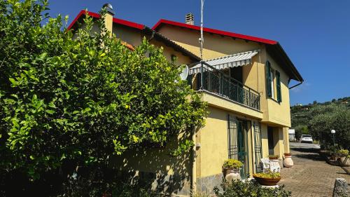 Villa in collina con vista mozzafiato su Noli — 4-Star Luxury Hotel in Noli, Italy