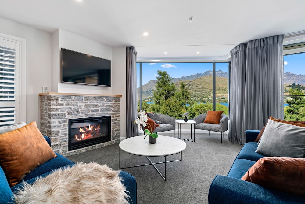 Lovely 2 Bedroom Apartment With Indoor Fireplace — 4-Star Luxury Hotel in Queenstown, New Zealand