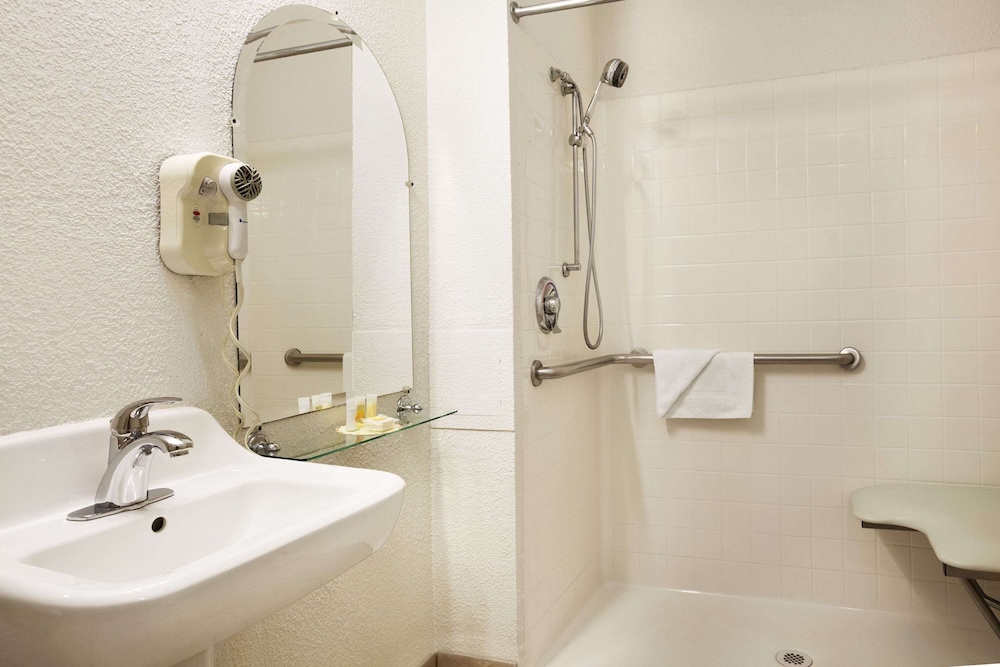 Days Inn by Wyndham Oceanside - photo 14