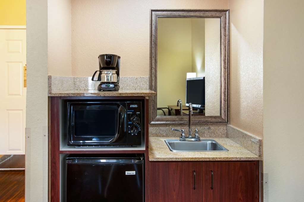 La Quinta Inn & Suites by Wyndham Albuquerque Midtown - photo 20