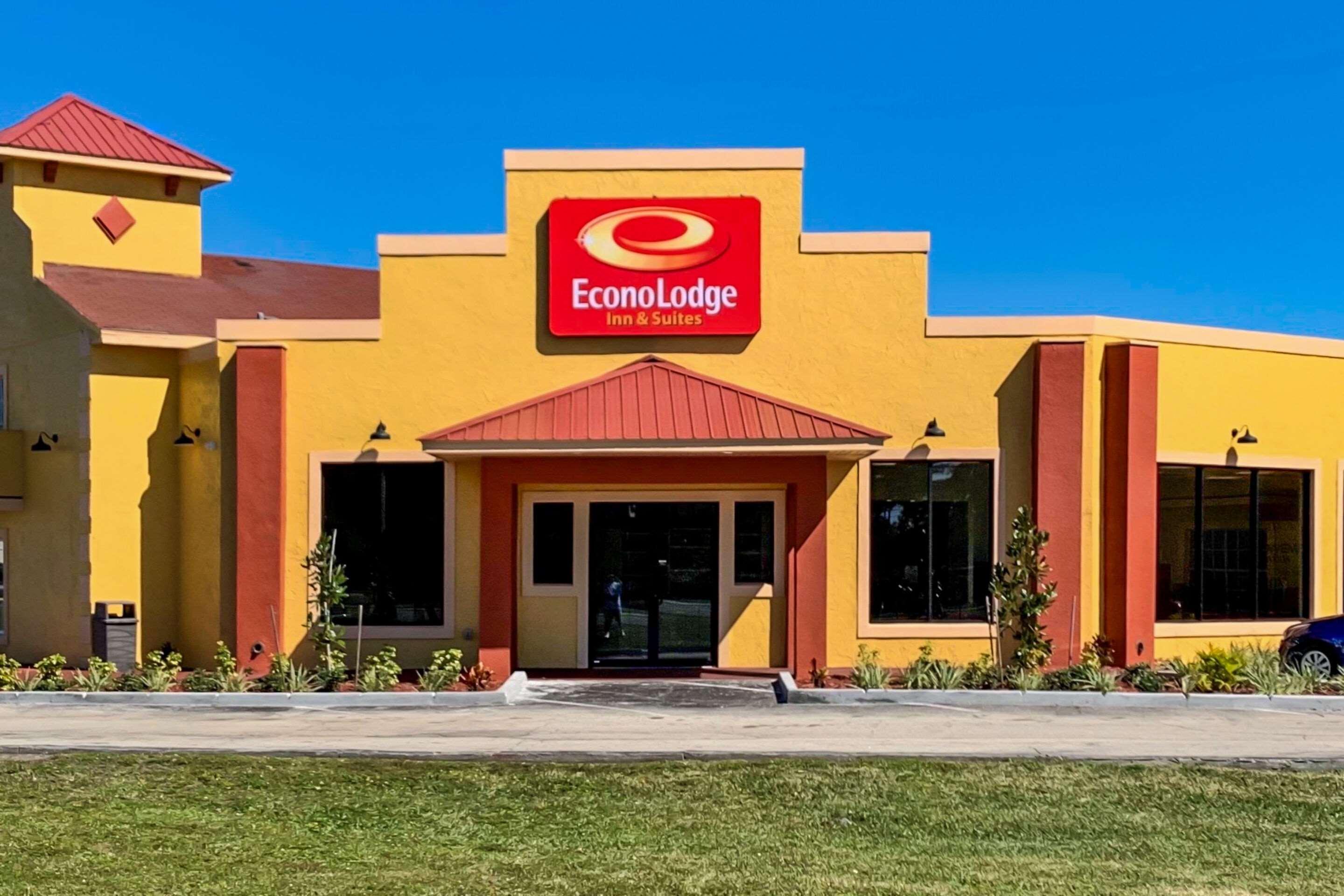Econo Lodge Inn & Suites Maingate Central - photo 9
