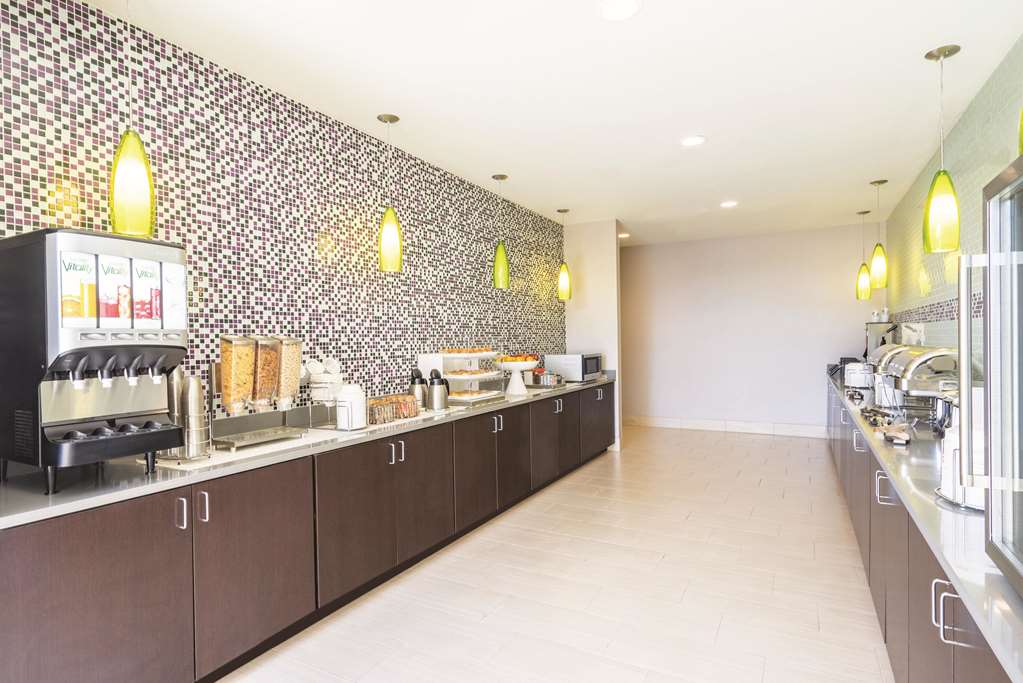 La Quinta Inn & Suites by Wyndham Memphis Downtown - photo 33