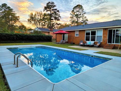Master Vacation Private pool Boutique Design House — 4-Star Luxury Hotel in Augusta, United States
