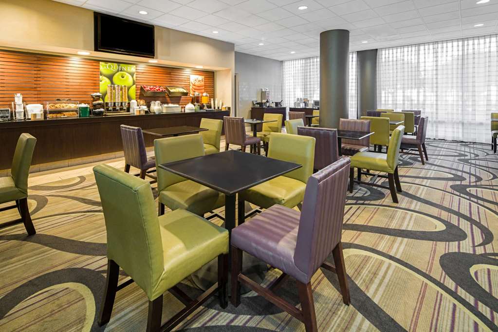 La Quinta Inn & Suites by Wyndham Buena Park - photo 10