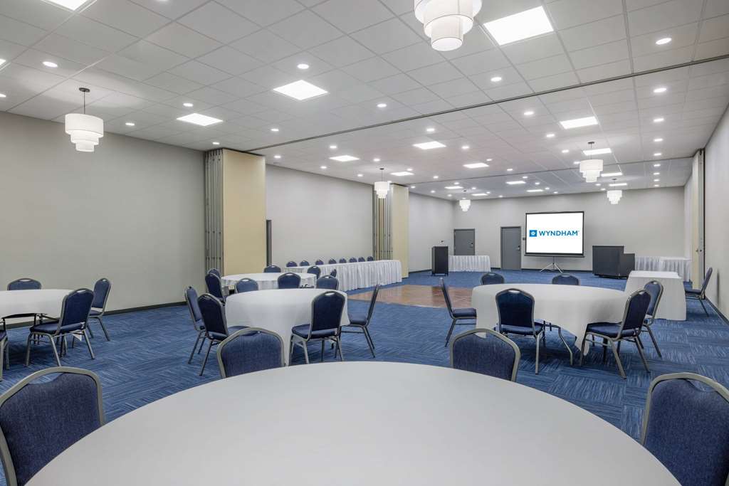Wingate by Wyndham Wichita Airport - photo 26