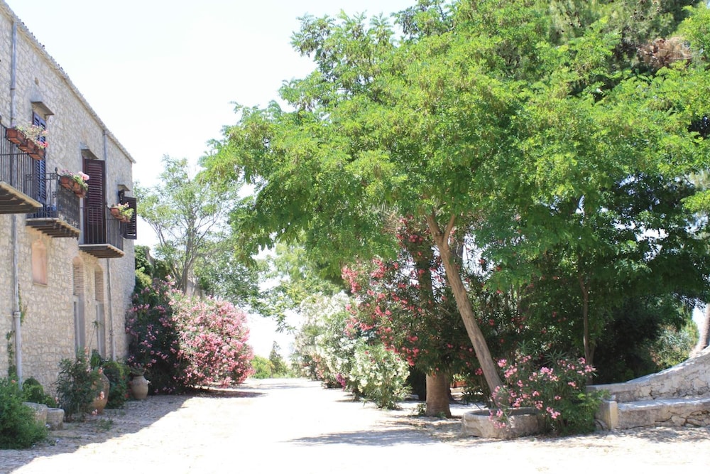 Ridocco Agriturismo — 4-Star Luxury Hotel in Campofiorito, Italy