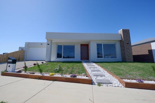 Modern Spacious Coastal Villa — 4-Star Luxury Hotel in Ocean Grove, Australia