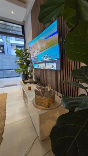 Green Point Modern Flat with Security