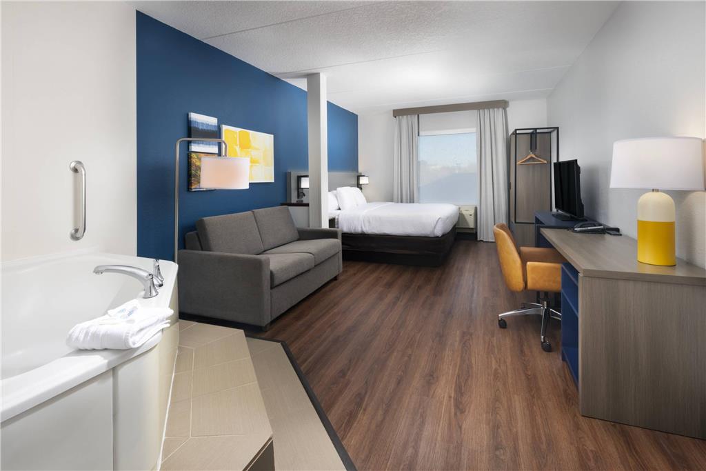 Comfort Suites Outlet Center - photo 17