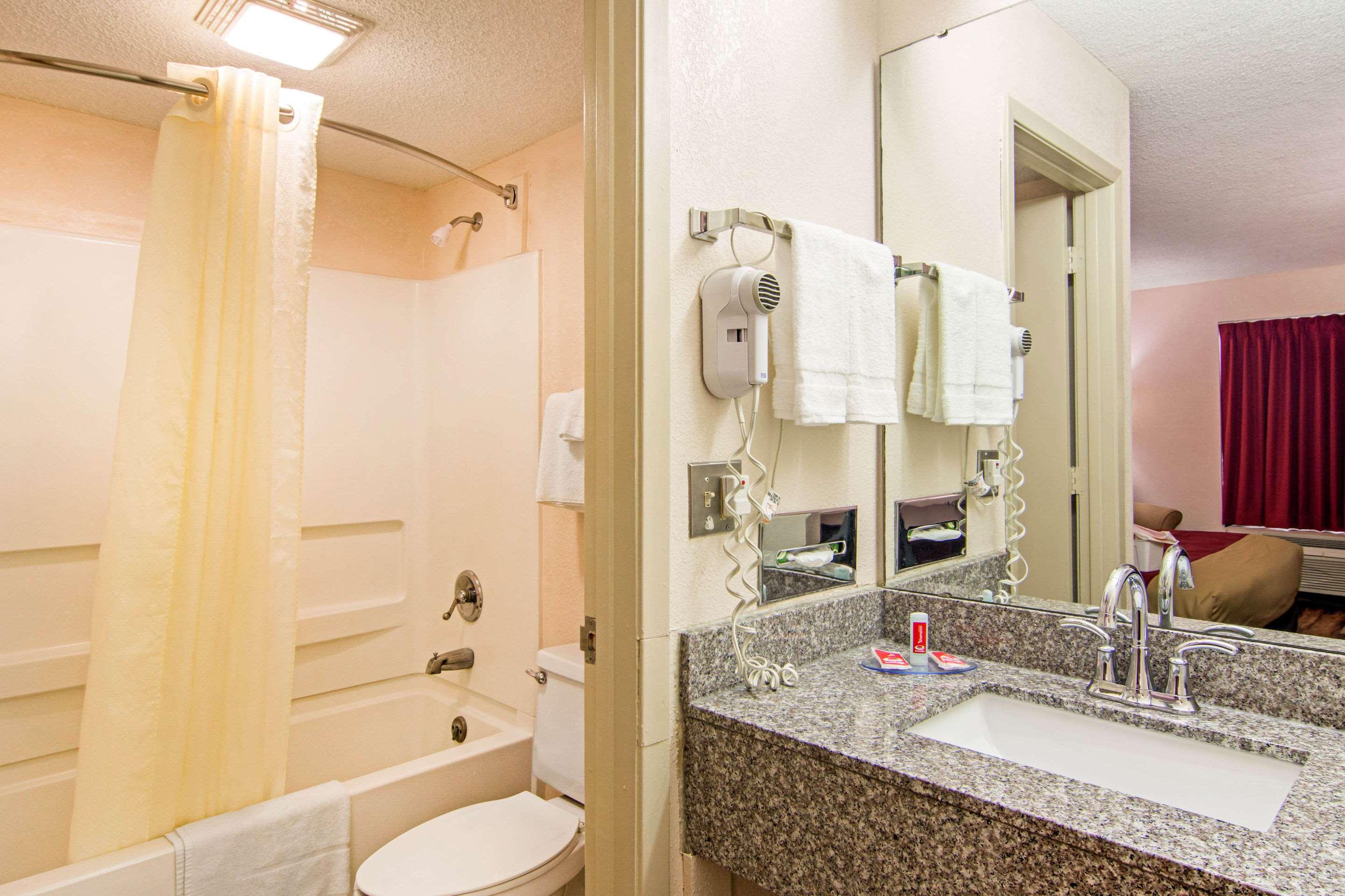 Econo Lodge Madison Airport - photo 50