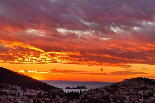 Sunset View Garden Taxioldtown5min Free Garage Voucher For Yacht Charter
