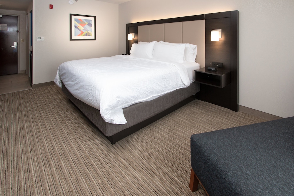 Holiday Inn Express Hotel & Suites Tupelo by IHG - photo 16
