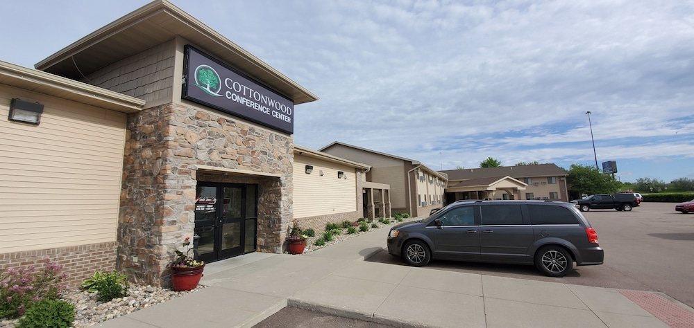 Cottonwood Inn and Conference Center - photo 36