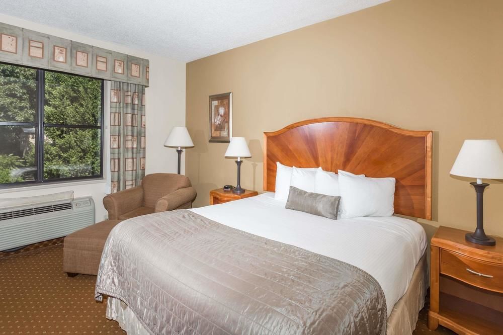 Howard Johnson Inn Asheville Biltmore - photo 9