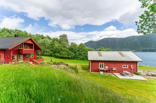 Fjord Lodge direkt am Ufer des Dalsfjord — 4-Star Luxury Hotel in Volda, Norway