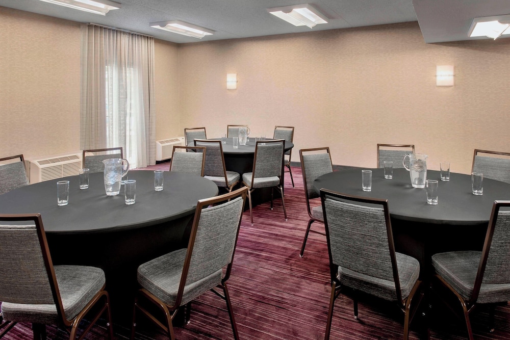 Courtyard by Marriott Newark Liberty International Airport - photo 24