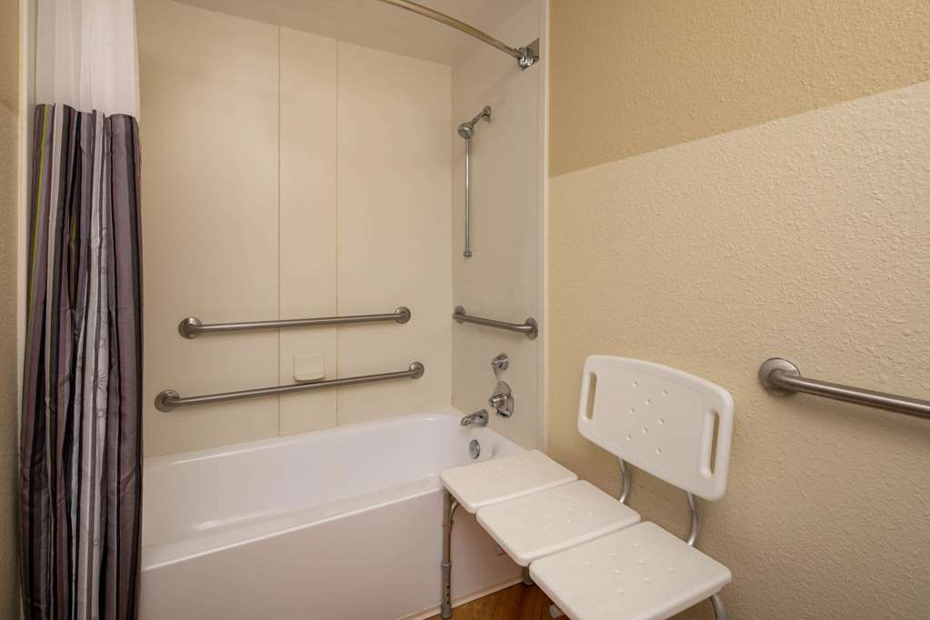 La Quinta Inn & Suites by Wyndham Atlanta Ballpark Galleria - photo 29