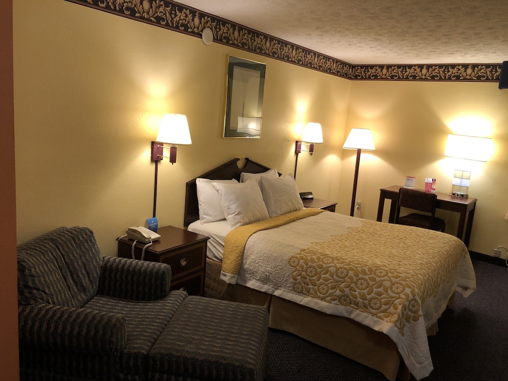 Days Inn & Suites by Wyndham Youngstown Girard Ohio - photo 3