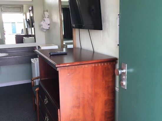 Aristocrat Motor Inn - photo 7
