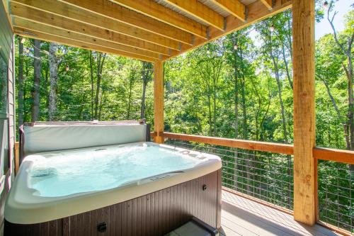 Townsend Gem: Retreat with Hot Tub & Fire Pit in Townsend, United States