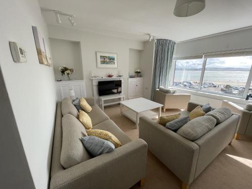 Lovely seafront 2 bedroom Apartment 4 — 4-Star Luxury Hotel in Bangor, United Kingdom