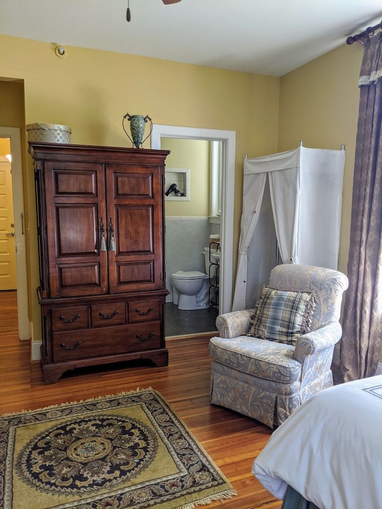 Grand Lux Inn - photo 9
