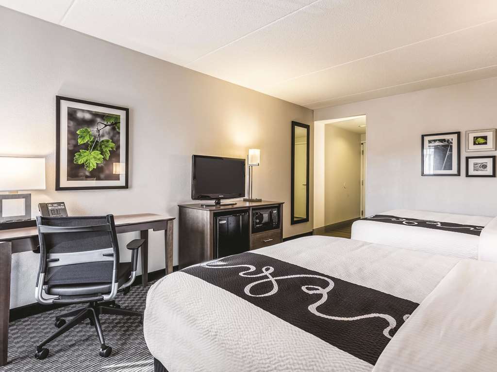 La Quinta Inn & Suites by Wyndham Columbia Fort Meade - photo 17