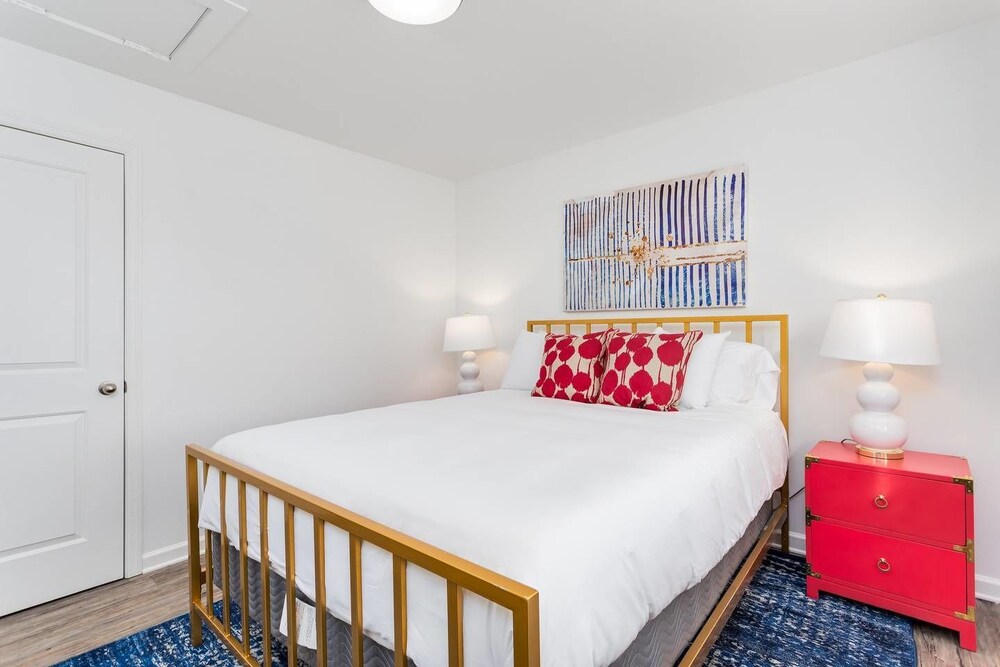 8 Bedrooms Comprised of 4 2BR Suites by Domio - photo 16