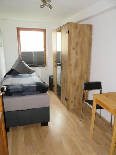 Kleines gemütliches Monteurzimmer — hotel near Dresden Airport