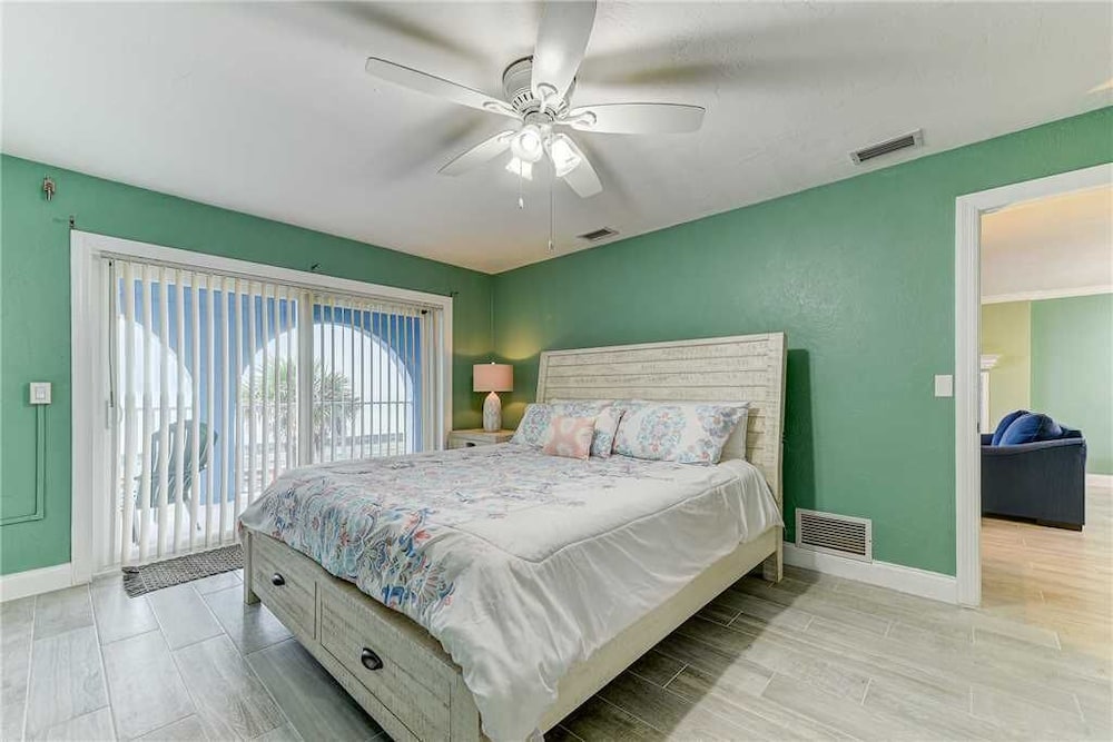 Island Retreat Upper B Ocean Front 2 Bedrooms Sleeps 6 - photo 28